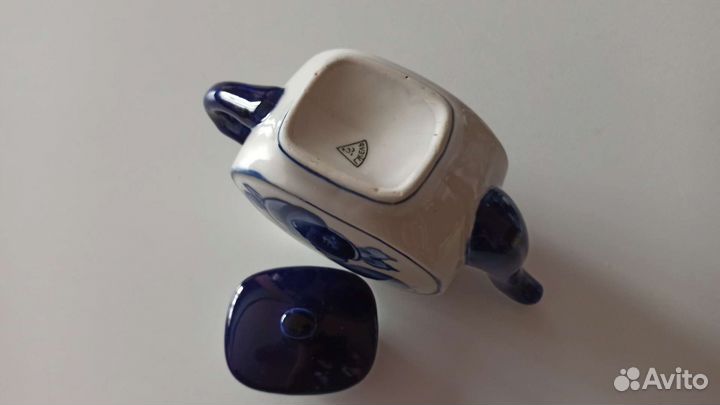 Гжель. Фарфоровый чайник