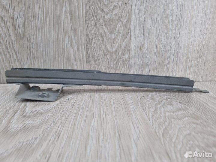 Направляющая стекла двери передняя правая Nissan