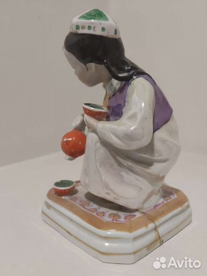 Фарфоровая статуэтка узбечка