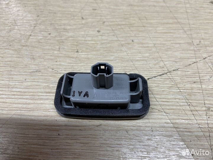 Фонарь освещения номерного знака Toyota Camry 75