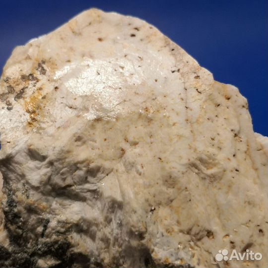 Уралит и хлорит на кристаллах альбита