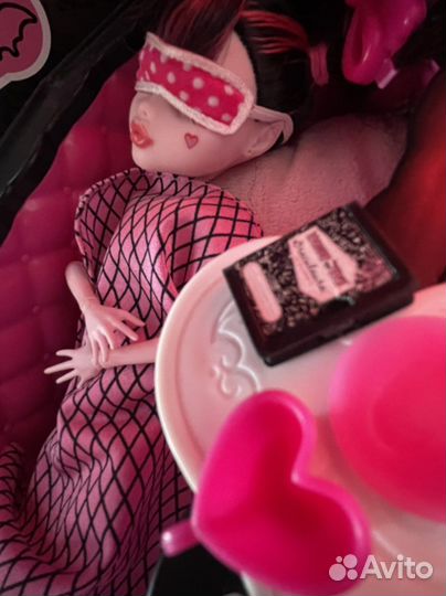 Кукла Монстер Хай Дракулаура и кровать в коробке