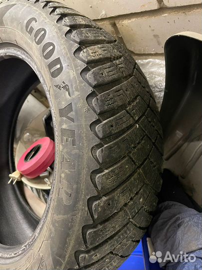 Goodyear Ultragrip Ice Arctic 215/60 R16 99T
