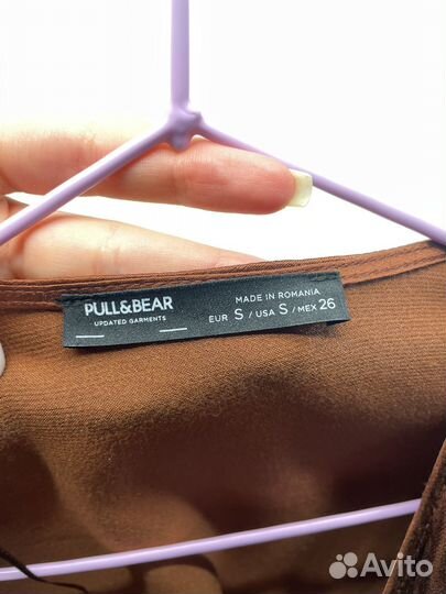 Платье коричневое атласное с разрезом Pull Bear