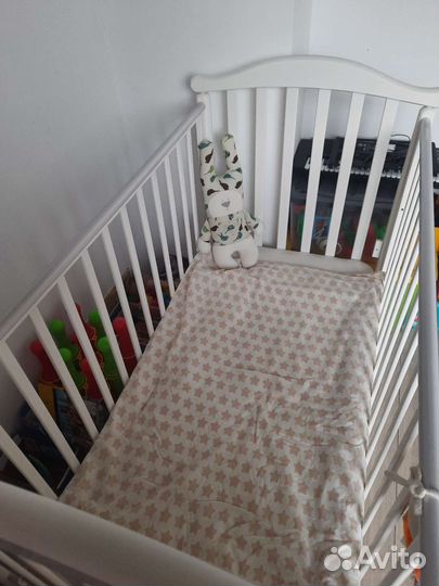 Детская кроватка с маятником