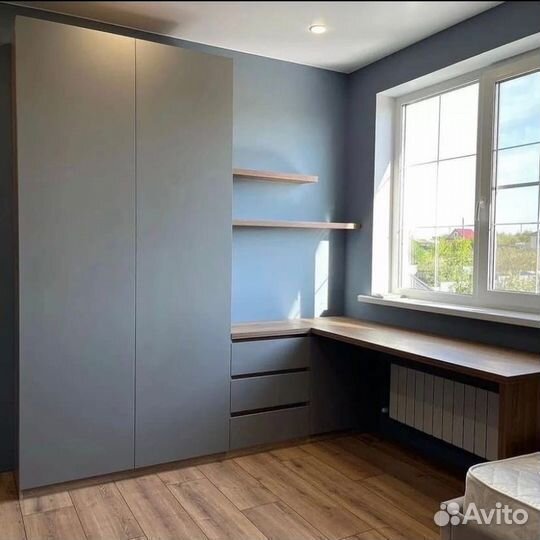 Шкаф с рабочей зоной вдоль окна