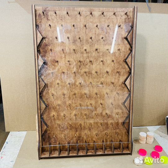 Игра плинко Шарик падает вниз