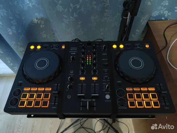 Pioneer FLX4 с кейсом и кабелями