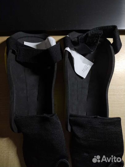 Футбольные щитки demix