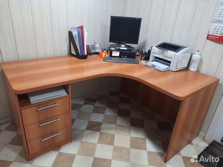 Угловой письменный стол с тумбой