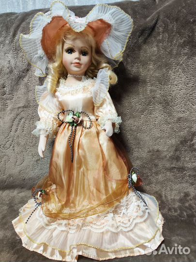 Фарфоровая кукла
