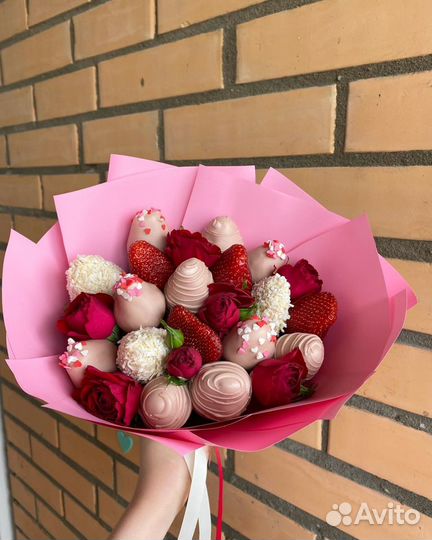 Букет клубники в шоколаде с розами «Любовь» Мини