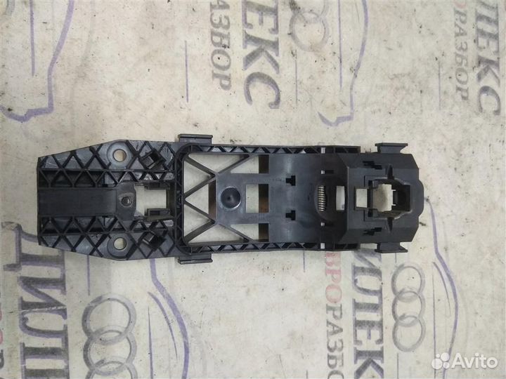 Кронштейн ручки VW Tiguan 2007-2011