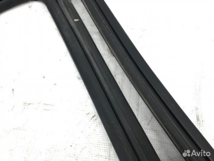 Уплотнитель ш-образный левый Subaru Outback BPE