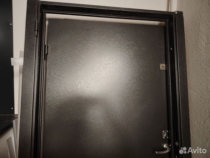 Дверь входная металлическая от застройщика