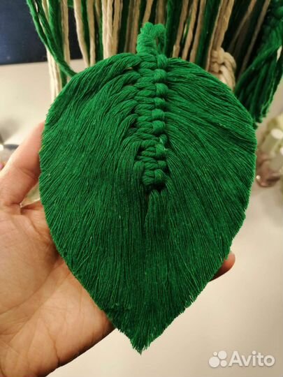 Украшение на стену с листьями