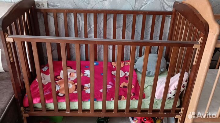 Детская кроватка на колёсиках