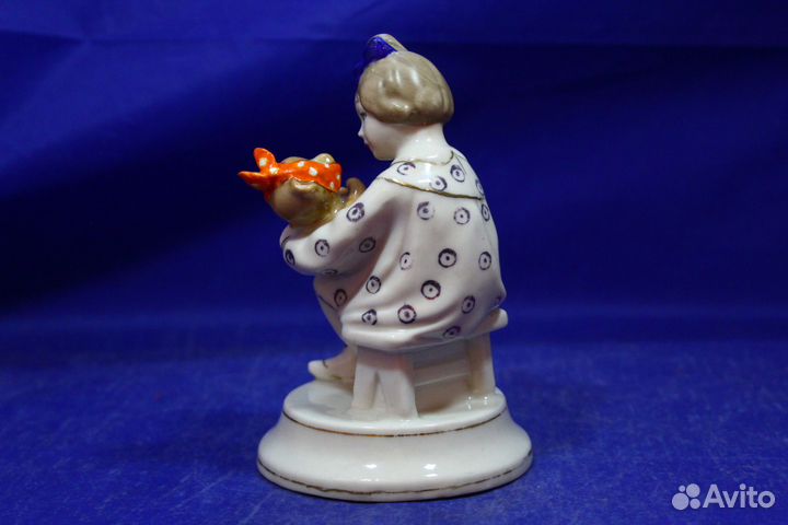 Фарфоровая статуэтка. У мишки зубки болят Девочка