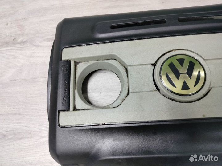 Декоративная крышка двигателя Volkswagen Passat B7