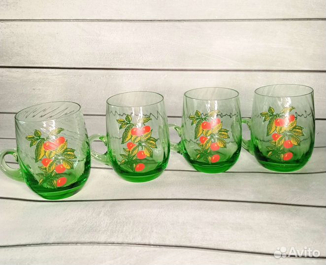 Кружка из цветного стекла с рисунком ягоды - Ретро