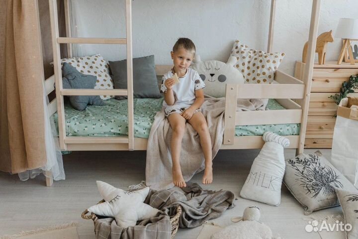 Кровать двухьярусная из массива сосны