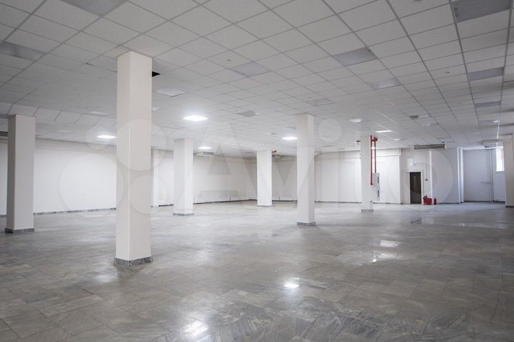 Универсальное помещение на первой линии в центре с