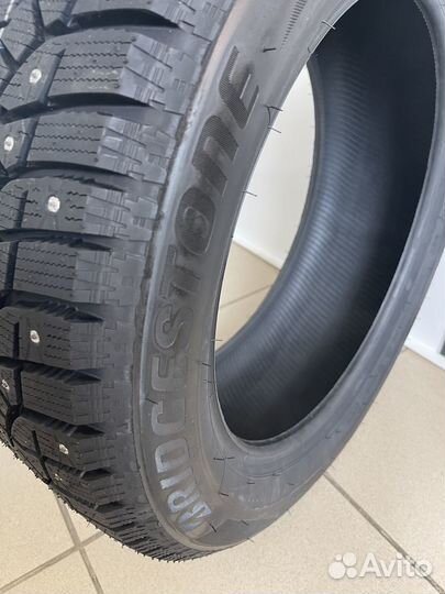 Bridgestone Blizzak Spike-02 235/65 R17 108T