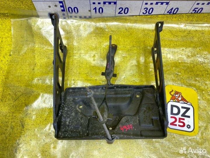 Крепление аккумулятора переднее Toyota Land