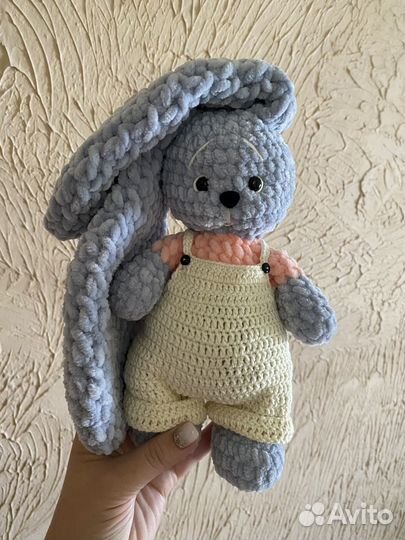 Вязаный зайчик в платье