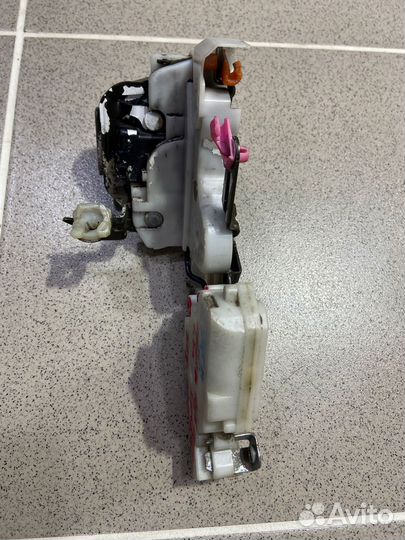 Замок двери задний правый Nissan Cube 1999 г