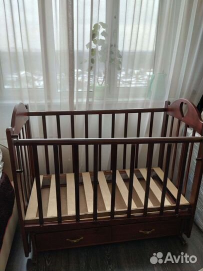 Детская кроватка с маятником
