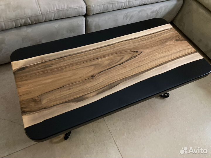 Стол река журнальный из слэба ореха и смолы лофт