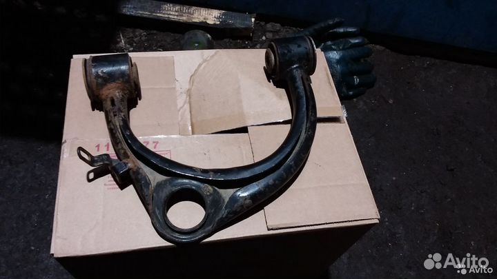 Рычаг передний левый верхний Toyota LC100 LX470