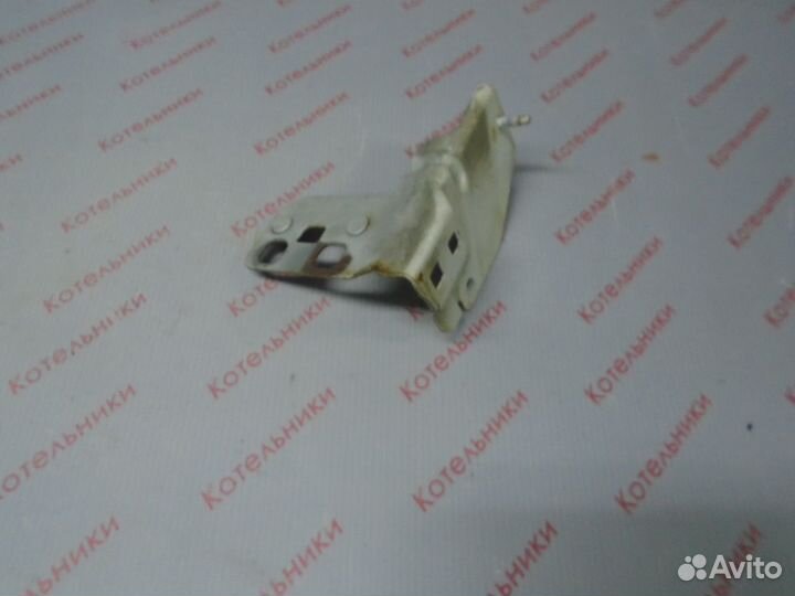 Nissan 62292-BV030 Кронштейн правый