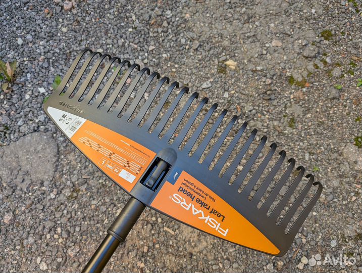 Грабли Fiskars Solid веерные 52 см с черенком