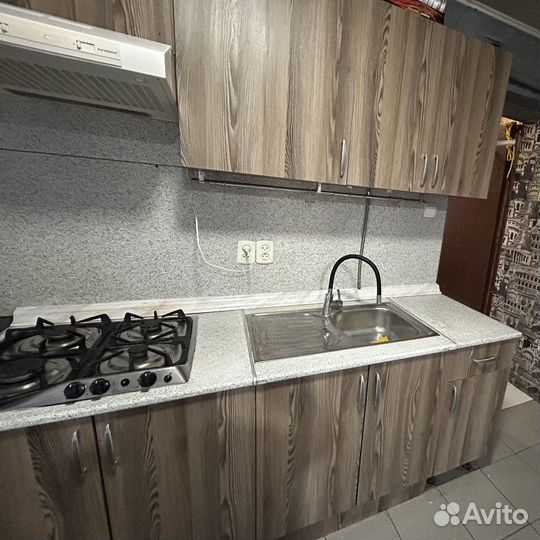 Кухня с вытяжкой, мойкой и печкой