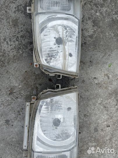 Фары на toyota hiace 2007г