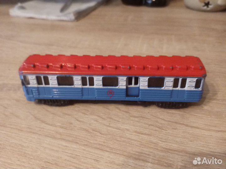 Игрушка паровозик метро