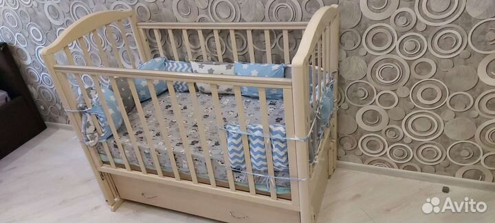 Детская кроватка с маятником
