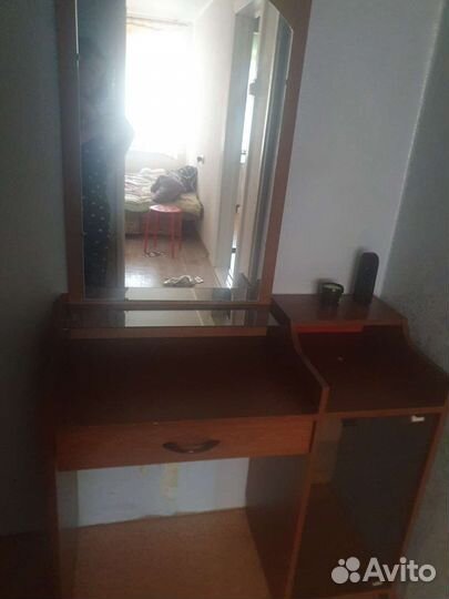 Туалетный столик с зеркалом
