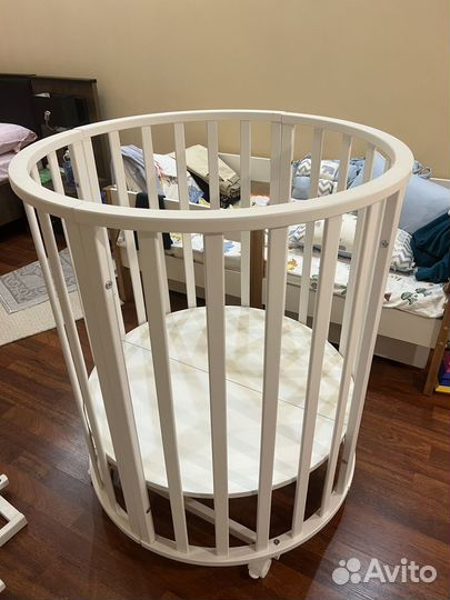 Детская кроватка с маятником