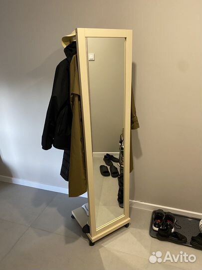 Зеркало напольное с вешалкой