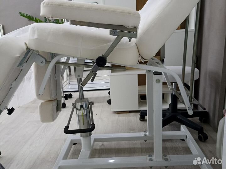Педикюрное кресло/ Стол массажный. на гидравлике
