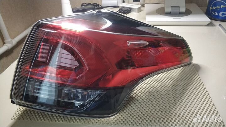 Задний правый фонарь в крыло RAV4 XA40 рестайлинг