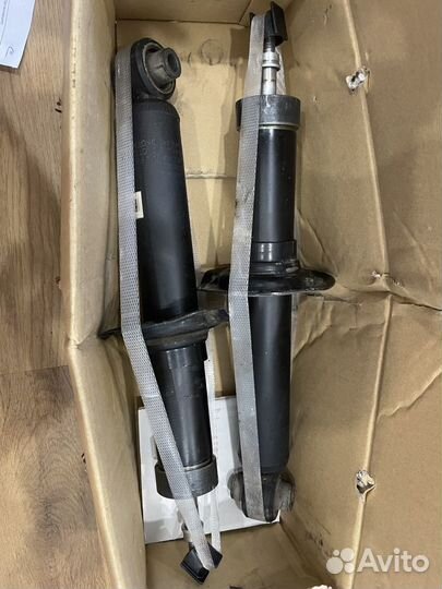 Задние оригинальные стойки на Subaru Outback bs