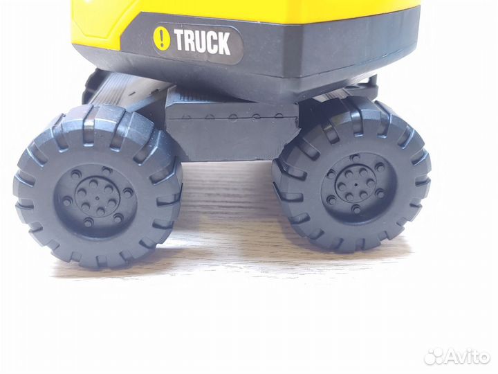 Детская игрушка экскаватор