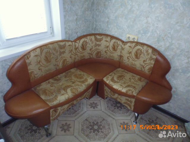 Кухонный уголок со столом и двумя табуретами, б/у