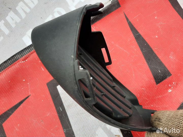 Заглушка переднего бампера правая Ford Focus 3