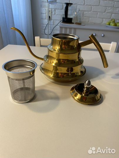 Минималистичный заварочный чайник золотистый