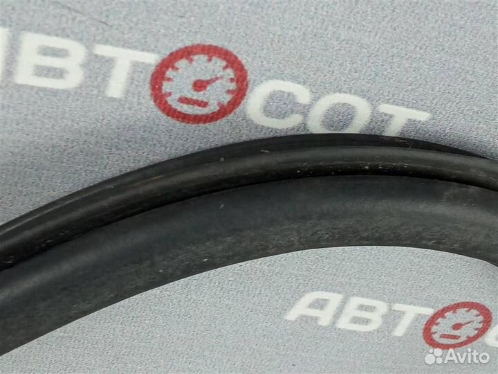 Уплотнитель передней правой двери VW Jetta 2011